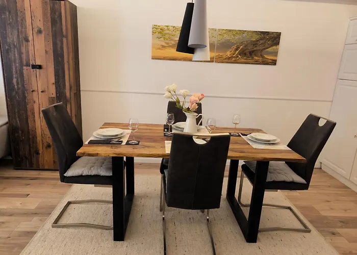 Buddy, 2 Grosse Mit Balkon Lägenhet